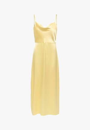 Robe nuisette sans manches en satin jaune pâle avec encolure drapée et fines bretelles spaghetti, longueur genou avec tissu lisse et fluide.