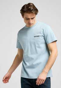Lee SHORT SLEEVE GRAPHIC TEE - RELAXED FIT - T-shirt imprimé - jet stream blue