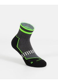 Calzino sportivo nero e grigio con accenti verdi, dotato di un bordo a coste, motivo a righe e zone di supporto imbottite per un comfort aggiuntivo.