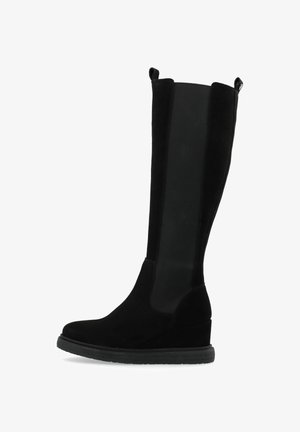 Botas negras hasta la rodilla con características de ante y tela elástica, con un tacón en cuña y suela texturizada, diseñadas para brindar confort y estabilidad.