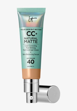 Tube van IT Cosmetics CC+ Natural Matte volledige dekking crème met SPF 40, kleurcorrigerend, poriënverfijnend en huidbalancerend serum met pompdispenser.