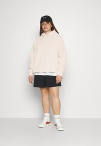 Nike Sportswear Sweatshirt com capuz - sanddrift/white