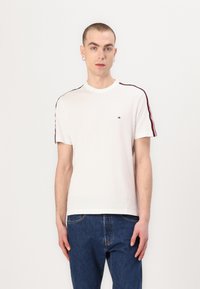 Tommy Hilfiger - GLOBAL STRIPE TAPE TEE - T-shirt basique - white Image miniature 1