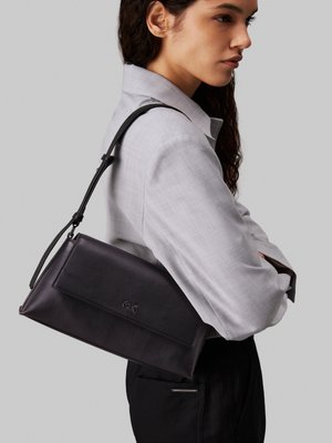 Borsa in pelle viola con texture liscia, dotata di pattina pieghevole, logo impressa e una tracolla regolabile singola.
