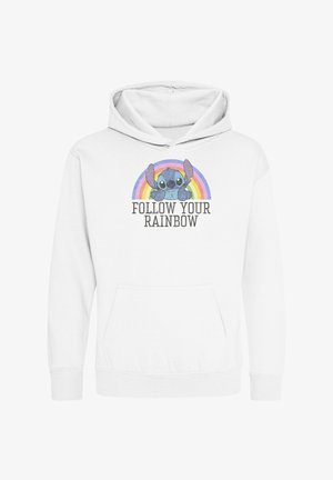 Sudadera blanca con capucha que presenta un personaje de dibujos animados con la frase "SIGUE TU ARCO IRIS" en letras oscuras, combinada con pantalones cortos de color azul claro.