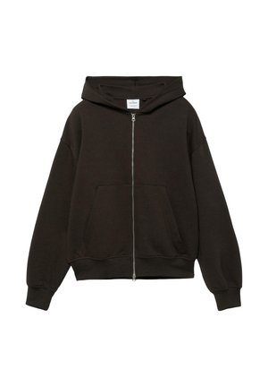 Sötétbarna cipzáras kapucnis pulóver első zsebekkel, bordázott mandzsettákkal és rátett kapucnival, fehér háttéren.