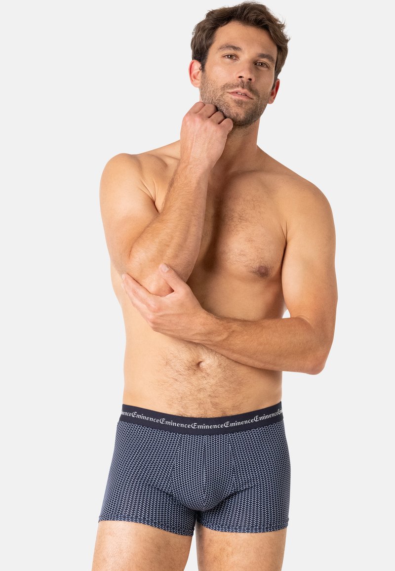 Boxer-briefs navy avec un motif texturé, une ceinture élastique portant le nom de la marque, et un design de poche profilée.
