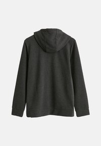 Donkergrijze katoenen hoodie met een gestructureerde afwerking, voorzien van een gevoerde capuchon en geribde manchetten, achterkant zonder extra versieringen.