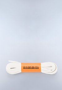Lacci piatti bianchi arrotolati con una banda di carta arancione con l'etichetta "Napapijri" su uno sfondo grigio chiaro.