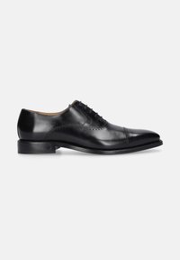 Schwarze Leder-Oxford-Schuhe mit spitzem Zehenbereich, subtilen Brogue-Details und einem niedrigen, gestapelten Absatz. Glatte Textur mit glänzendem Finish.