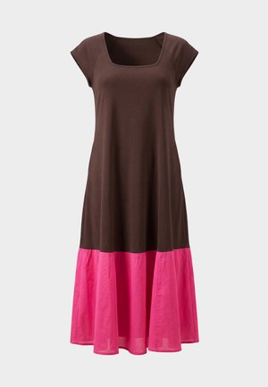 Barna rövid ujjú ruha négyzet alakú nyakkivágással és élénk rózsaszín szegélypanellel, térdig érő, lebegő anyagból, egyszínű háttéren.