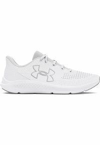 Scarpe sportive bianche con tomaia in mesh, chiusura con lacci e collo imbottito. Presentano una suola testurizzata con un branding sottile in grigio.