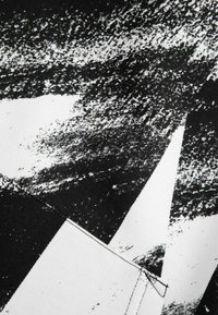 Czarnobiały materiał tekstylny z teksturowanym wzorem, zawierającym wyraźne pociągnięcia pędzla i geometryczne kształty. Materiał wydaje się miękki i gładki.