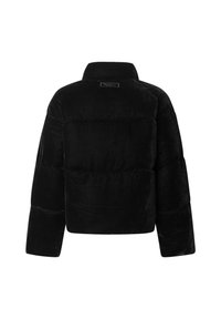 Melnā pūkaina jaka ar īsu, kastveida griezumu. Raksturo mīkstu, samta tekstūru, platas piedurknes un apkaklīti. Nav redzama metāla aparatūra.