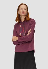 Bordeaux hoodie met een gestreepte koord, lange mouwen en een relaxte pasvorm, gecombineerd met een zwarte plissérok. Zachte textuur.