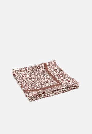 Opgevouwen crèmekleurige stof met bruine bloemenprint en effen bruine rand, plat liggend op een wit oppervlak.