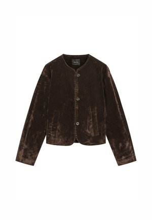 Hnědá sametová bunda s kulatým výstřihem, dlouhými rukávy, čtyřmi knoflíky a dvěma předními kapsami. Jemná textura s jemným leskem.