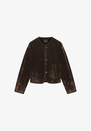 Hnědá sametová bunda s kulatým výstřihem, dlouhými rukávy, čtyřmi knoflíky a dvěma předními kapsami. Jemná textura s jemným leskem.