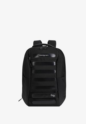 Schwarzer Hedgren-Rucksack mit vorderer Reißverschlusstasche, gepolsterten Trägern und horizontalen reflektierenden Streifen am Hauptfach.