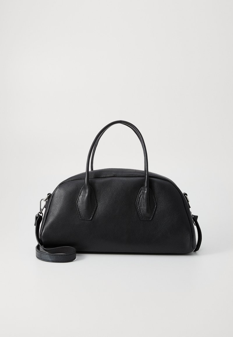 Μαύρη δερμάτινη τσάντα με στρογγυλή μορφή, δύο επάνω χερούλια, υφή επιφάνειας και αποσπώμενη ιμάντα ώμου. Δύο εξαγωνικά διακοσμητικά στοιχεία στα πλάγια.