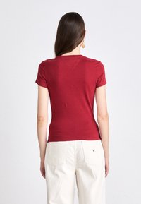 Tommy Jeans SLIM ESSENTIAL LOGO TEE - Βασικό μπλουζάκι - regatta red
