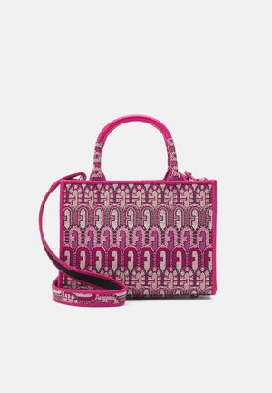 Sac à main rose en tissu texturé avec un motif d'arcs. Dispose de deux poignées et d'une bandoulière amovible. Fermeture éclair.