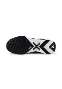 Sole di scarpa sportiva in bianco e nero con un motivo a zigzag, impugnature testurizzate e il marchio "GRIP" ben visibile. Accentuata da forme geometriche bianche.