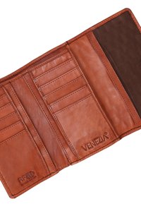 Brun l�æderpung med flere kortlommer, tekstureret indre og præget logo. Har RFID-beskyttelse. Åben visning.