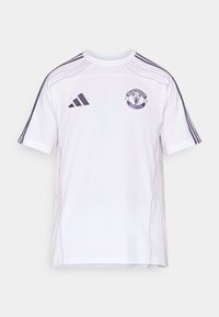 Hvid kortærmet fodboldtrøje med lilla adidas-striber, broderet Manchester United-logo og rund halsudskæring.