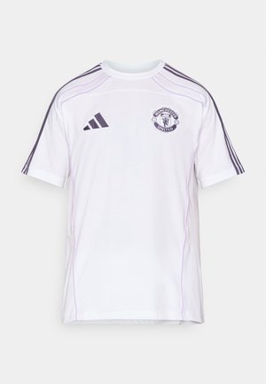 Hvit fotballskjorte med kort erm som har lilla adidas-striper, brodert Manchester United-logo og rund hals.