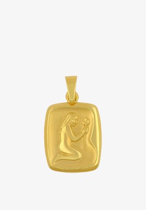 Pendentif rectangulaire en or avec une femme à genoux tenant et regardant une fleur gravée sur sa surface.