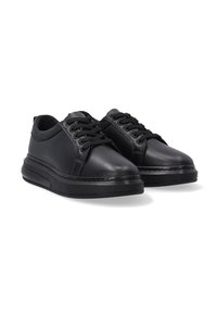 Schwarze Leder-Schnürschuhe mit glatter Oberfläche, rundem Zehenbereich und dicker Gummisohle. Mit passenden schwarzen Schnürsenkeln und dezenten Steppnähten.