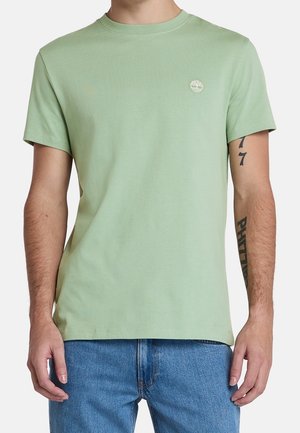 Lysegrøn bomulds t-shirt med rund halsudskæring, korte ærmer og lille broderet logo på venstre bryst. Glat tekstur, afslappet pasform.