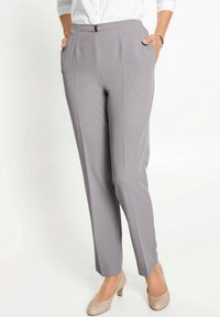 Graue maßgeschneiderte Hose mit glatter Textur, Falten an der Vorderseite, seitlichen Taschen und einem kleinen dekorativen Verschluss am Bund.