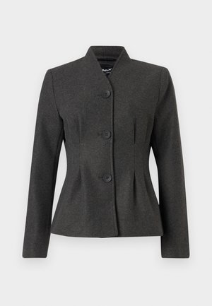 Chaqueta gris entallada con un diseño estructurado, que presenta un cuello alto y cuatro botones negros. La tela tiene una textura suave y un ligero brillo.