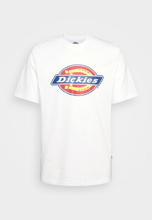 Biela bavlnená tričko s modro-červeným kruhovým logom "Dickies" v strede. Krátke rukávy a okrúhly výstrih.