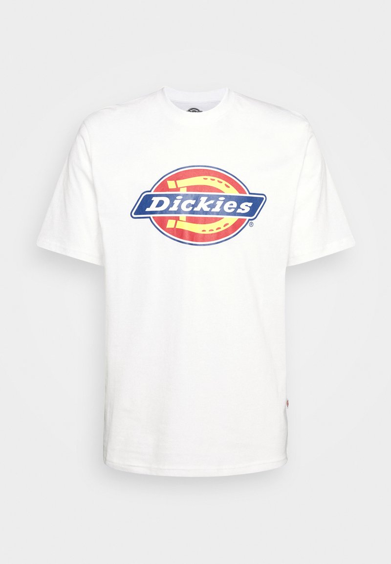 T-shirt bianco in cotone con un logo circolare "Dickies" blu e rosso al centro. Maniche corte e colletto a girocollo.