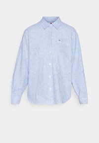 Chemise à manches longues à fines rayures bleu clair et blanc, boutonnée, avec col pointu et petite poche poitrine avec détail du logo.