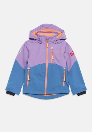 Detská dvojfarebná bunda v odtieňoch fialovej a modrej s oranžovými zipsami a patchom nórskej vlajky na rukáve, vybavená kapucňou a prednými vreckami.