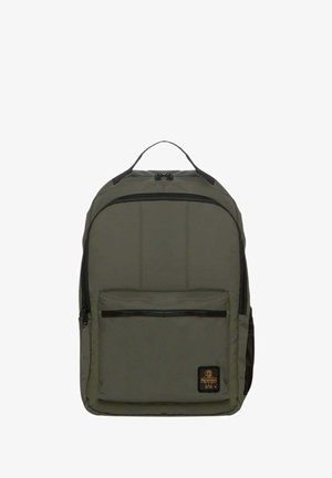 Zaino verde in nylon con dettagli neri, una tasca frontale con cerniera e una maniglia superiore. Presenta un design semplice e rettangolare senza motivi visibili.