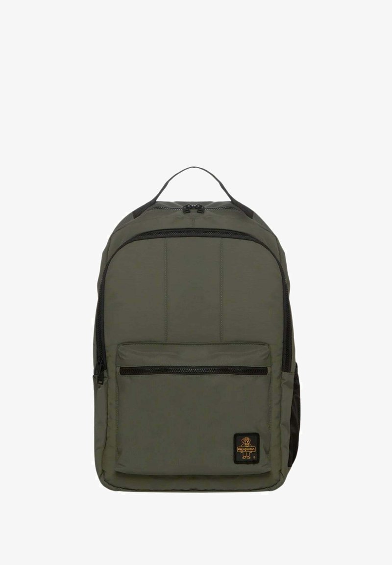 Zaino verde in nylon con dettagli neri, una tasca frontale con cerniera e una maniglia superiore. Presenta un design semplice e rettangolare senza motivi visibili.