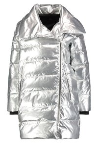 Srebrna kurtka puchowa z błyszczącym, metalicznym wykończeniem, oversize'owym kołnierzem, zamkiem błyskawicznym i dwoma bocznymi kieszeniami. Mankiety z prążkowanego materiału dodają tekstury.