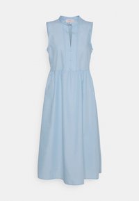 Vestido sem mangas azul claro com colarinho, pala de botões e cintura franzida, feito de tecido suave para um ajuste descontraído.