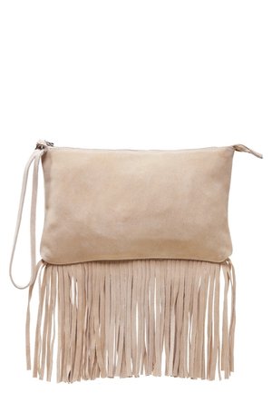 Pochette beige en daim avec fermeture éclair, bracelet pour poignet et longues franges suspendues sur le bord inférieur.