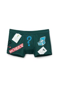 Boxers verdes de algodón con diseños impresos que incluyen la marca Monopoly, un signo de interrogación y varios gráficos divertidos.