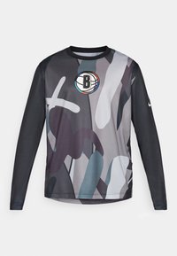 Langærmet sportstrøje i et multicolor abstrakt camouflage-mønster. Har et rundt logo med et basketball-design på brystet.