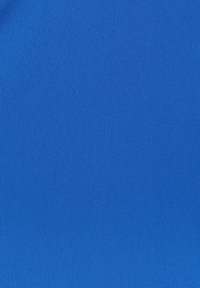 Kirkas sininen kangas, jolla on sileä ja tasainen pinta. Tämä kangas on kevyt, joustava ja siinä on yhtenäinen väri koko pinnan alueella.