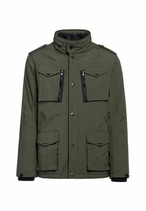 Oliwkowa kurtka z wysokim kołnierzem, wieloma kieszeniami i zapięciami na zamek. Charakteryzuje się gładką fakturą i detalami w postaci guzików.