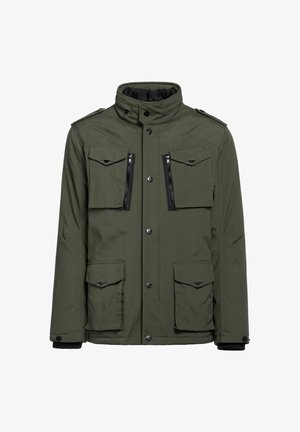 Oliwkowa kurtka z wysokim kołnierzem, wieloma kieszeniami i zapięciami na zamek. Charakteryzuje się gładką fakturą i detalami w postaci guzików.