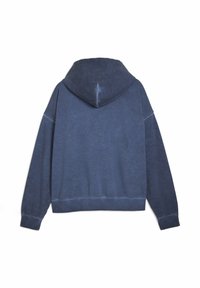 Granatowa bluza z kapturem, wykonana z miękkiego, teksturowanego materiału, w oversize'owym fasonie, z elastycznymi mankietami i ściśniętym dołem.